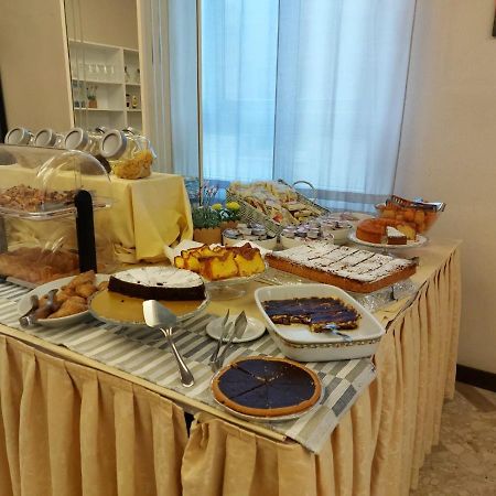 רימיני Hotel Brezza מראה חיצוני תמונה