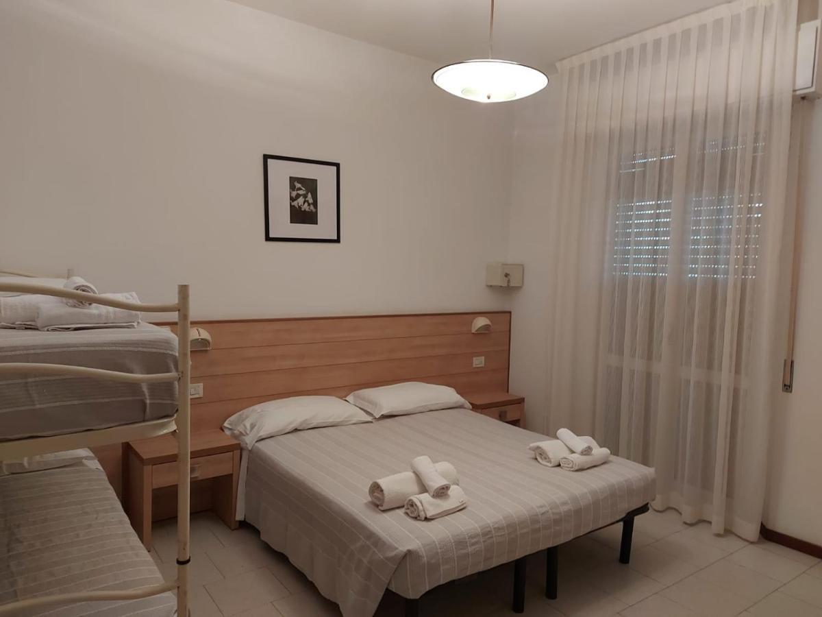 רימיני Hotel Brezza מראה חיצוני תמונה