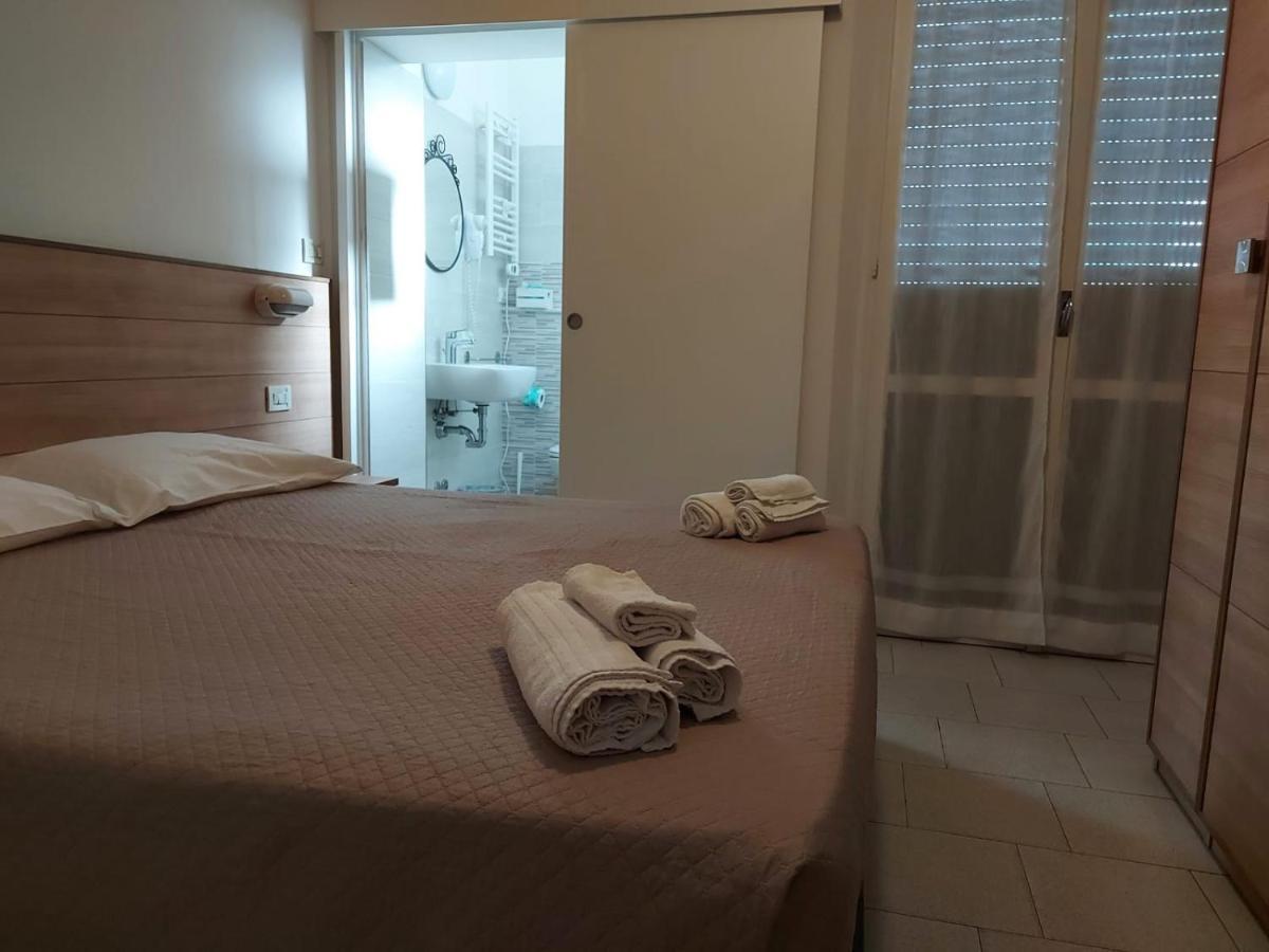 רימיני Hotel Brezza מראה חיצוני תמונה