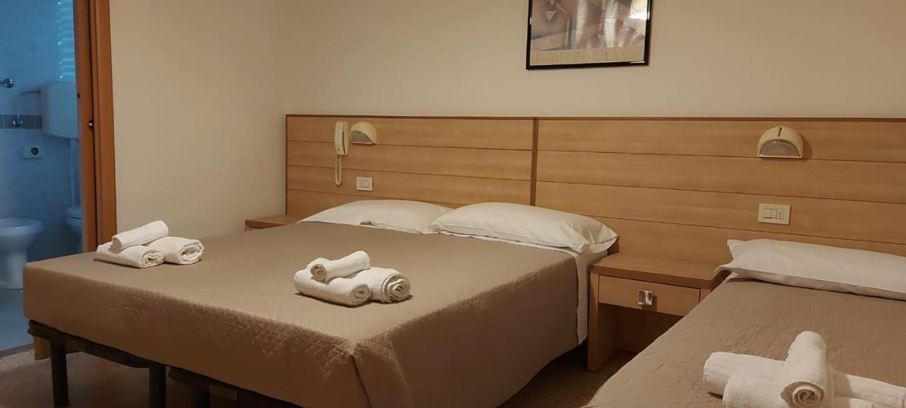 רימיני Hotel Brezza מראה חיצוני תמונה