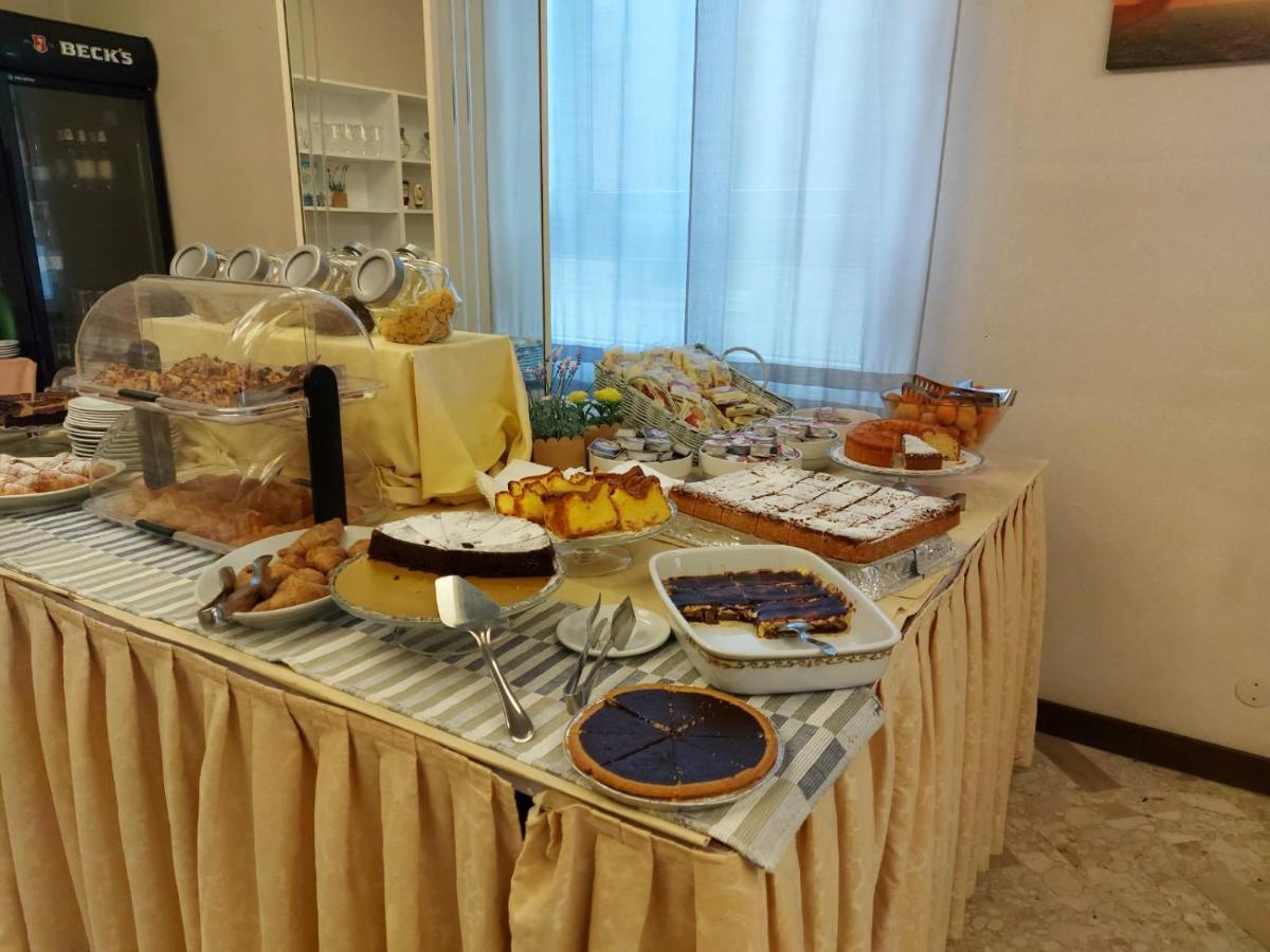 רימיני Hotel Brezza מראה חיצוני תמונה