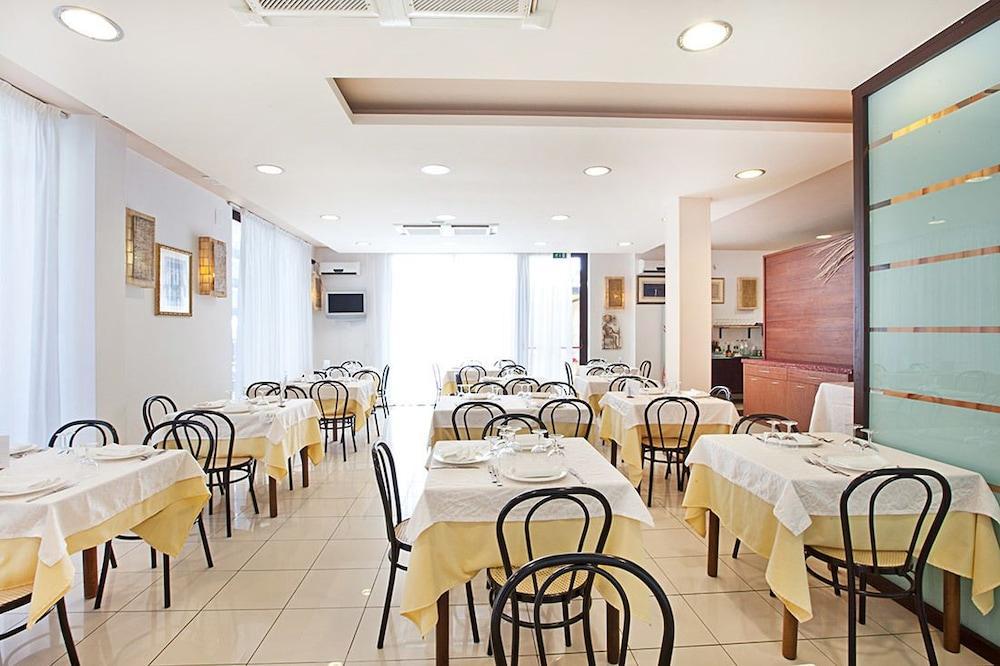 רימיני Hotel Brezza מראה חיצוני תמונה