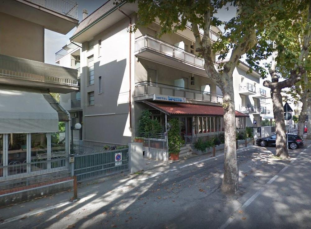 רימיני Hotel Brezza מראה חיצוני תמונה